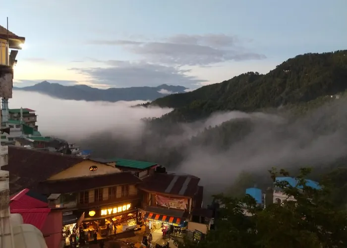 Goroomgo Thee Aura Mall Road Mussoorie Near Sai Baba Mandir 200M- Picture Palace -Kulri Bus Stand - Comfortable Stay With Family