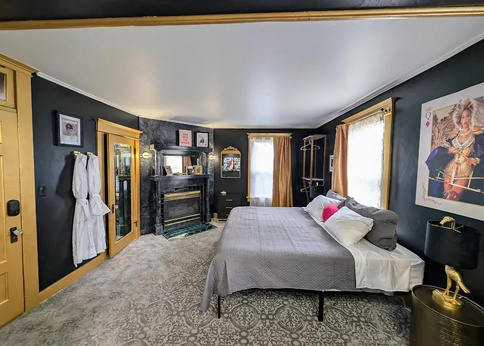 The Queen Hotel- Downtown Luxury