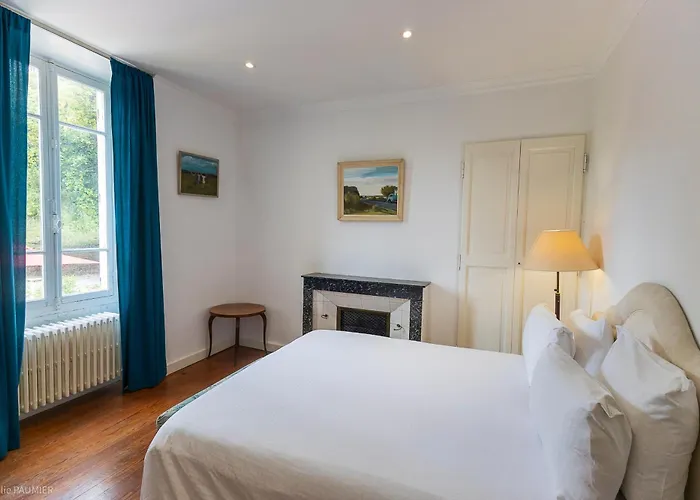 Suite Royale- SPA - Jacuzzi - Sauna - Massage - 2 Double Rooms - 4 SAISONS - Piscine Chauffée Toute l'année - POOL VIEW - Heated POOL -800m City Centre