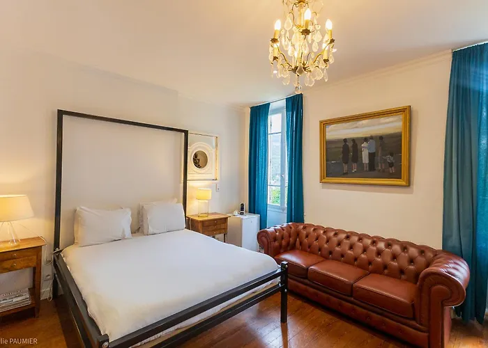 Suite Royale- SPA - Jacuzzi - Sauna - Massage - 2 Double Rooms - 4 SAISONS - Piscine Chauffée Toute l'année - POOL VIEW - Heated POOL -800m City Centre