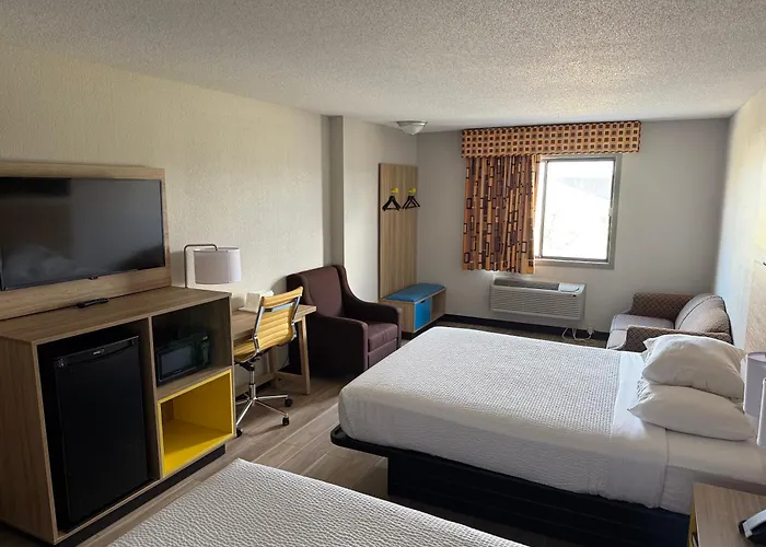 Days Inn By Wyndham Muncie -Ball State University