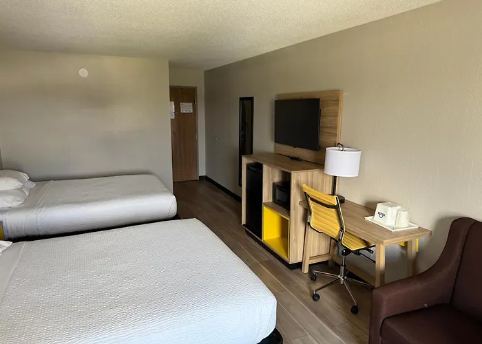 Days Inn By Wyndham Muncie -Ball State University