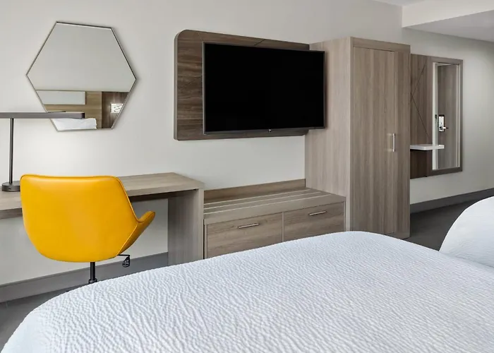Holiday Inn Express & Suites Waynesboro East