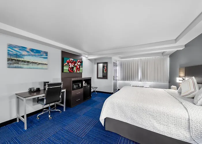 Admiralty Inn & Suites - A Red Collection Hotel