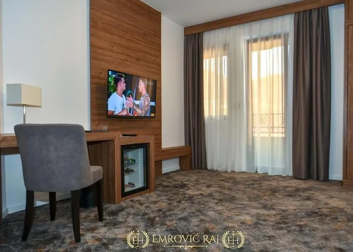 Hotel Emrovic Raj