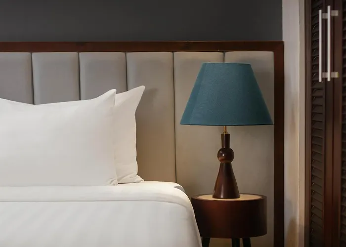 MAY DE VILLE Corner Hotel