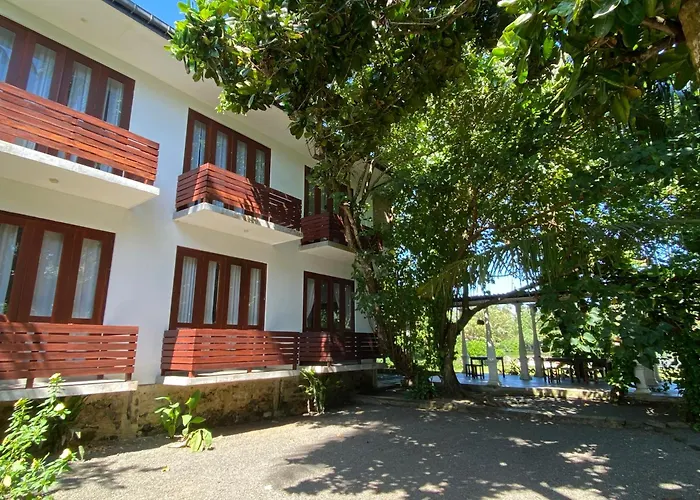 Lake House Hikka