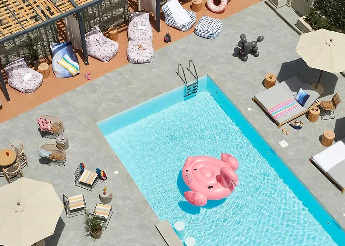 Moxy Patra Marina