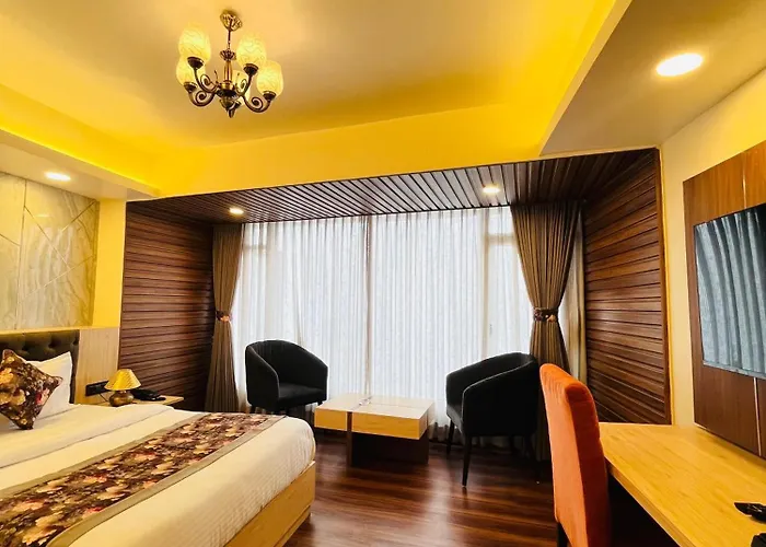 Luxury Stay At Hotel Broadway Boutique Mall Road Chowrasta Near Mahakal Temple