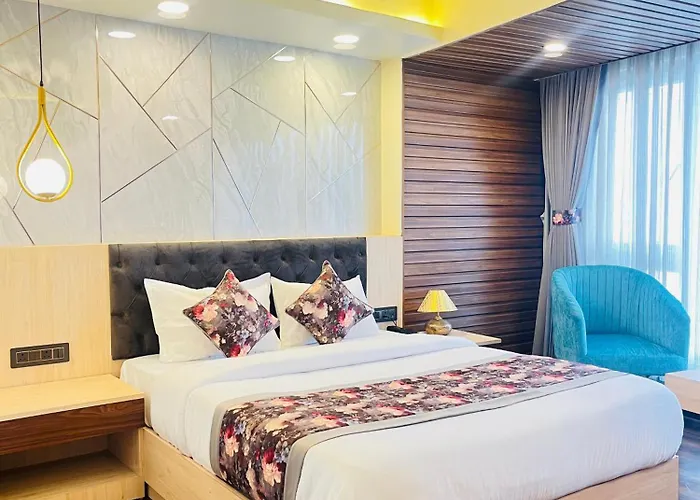 Luxury Stay At Hotel Broadway Boutique Mall Road Chowrasta Near Mahakal Temple