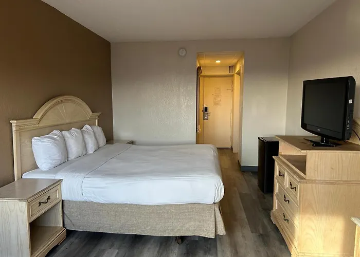 Hilltop Inn & Suites