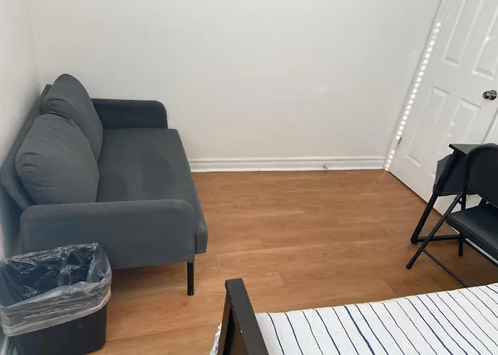 Double Room With Shared Bathroom 536B Toronto