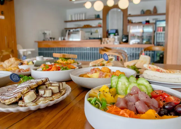 Tiya House Rooms & Cafe