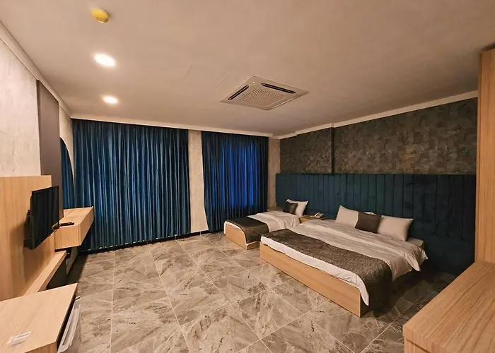 Sarok Hotel