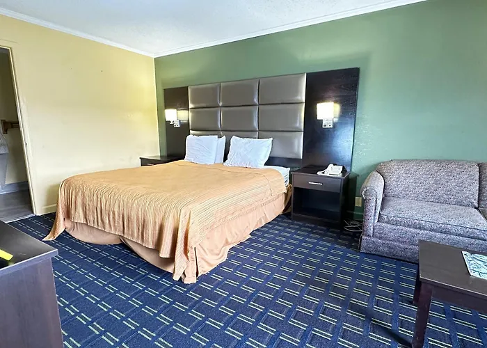 Rodeway Inn & Suites Plymouth Hwy 64