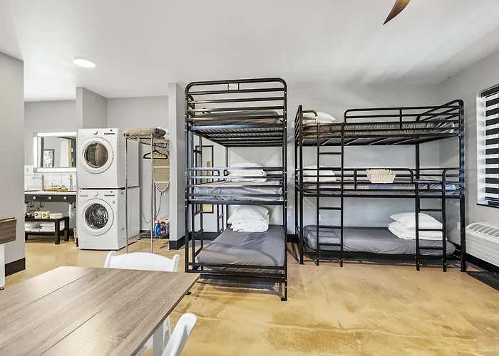 Family And Pet Friendly Deluxe Suite For 10