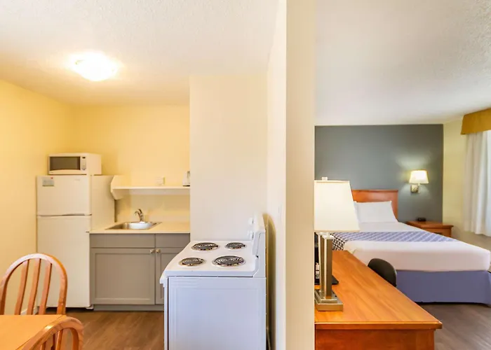 Econo Lodge Inn & Suites Calgary - University