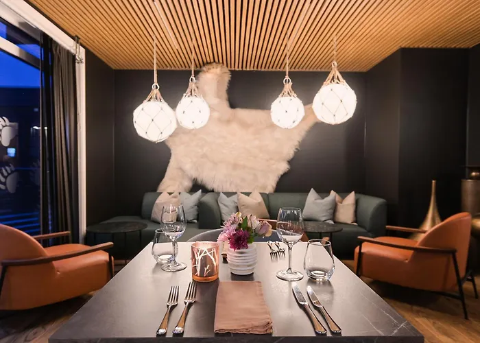 Svalbard Hotell | Polfareren