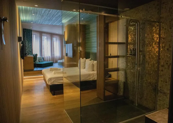 Manzo's Suites
