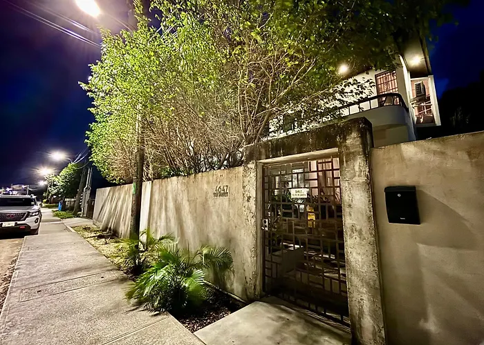 Stylish Apartments - Free Bikes, Nice Area & Cozy Patio, 10 Minutes To Airport