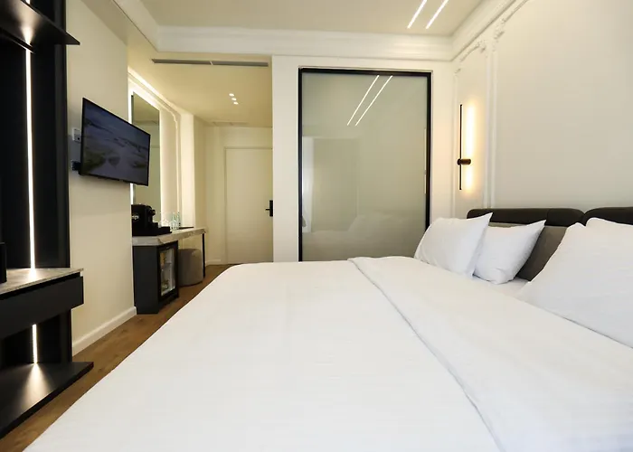 Hotel Adore