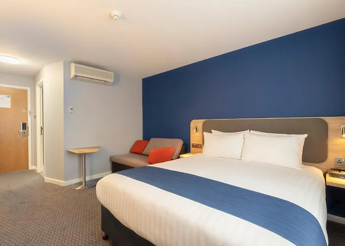 Holiday Inn Express Poole By Ihg