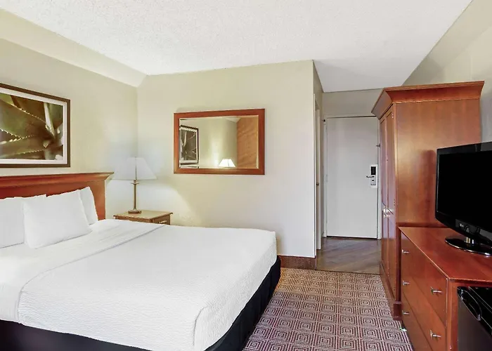 La Quinta By Wyndham Stamford / New York City