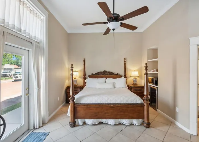 The Justin Room At The Eastland Historic Hotel