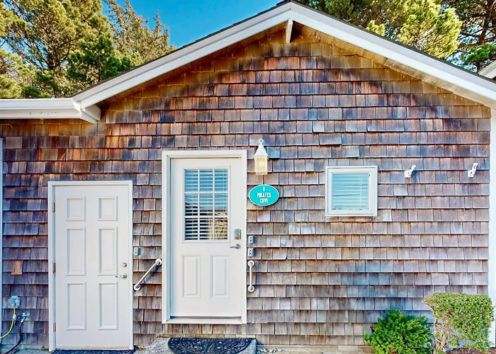 Beaches Inn | Pirates Cove Cabana 8
