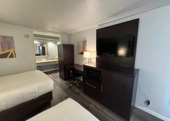 Clarion Inn & Suites Dothan South