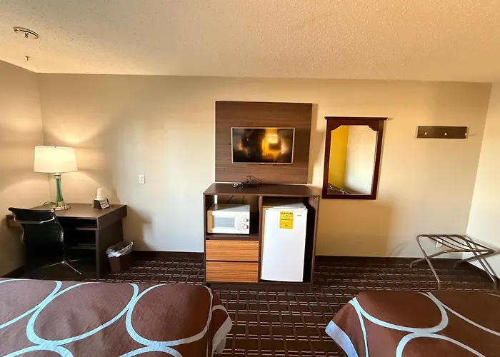 Super 8 By Wyndham Reedsburg