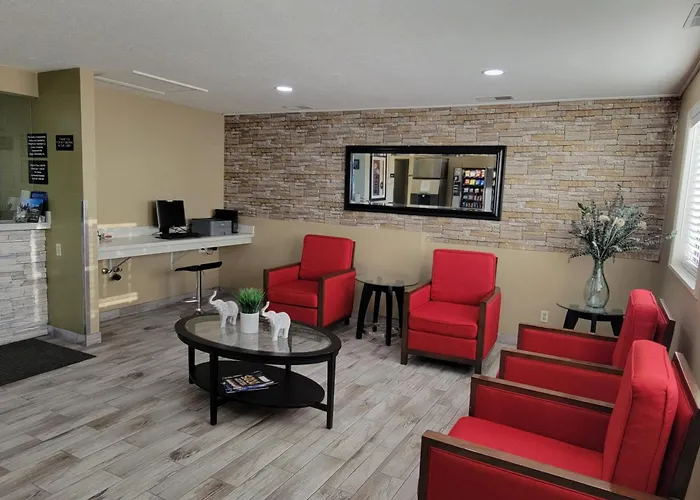 Super 8 By Wyndham Logan Hotel
