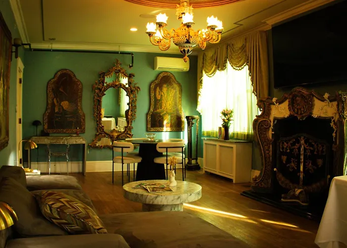 Chateau Connellsville Botanical Haven Suite