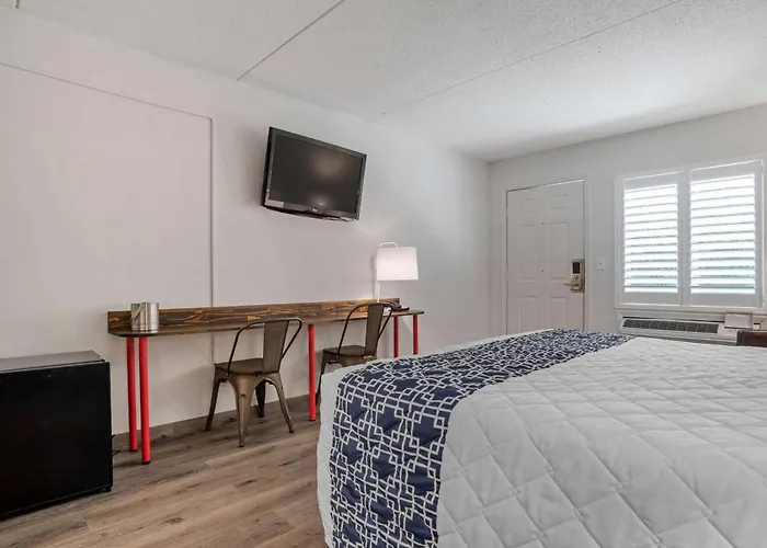 Super 8 By Wyndham Daleville-Fort Novosel