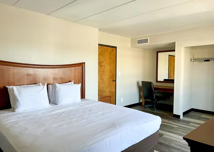 Tulsa Square Hotel Central, I-44 By Oyo