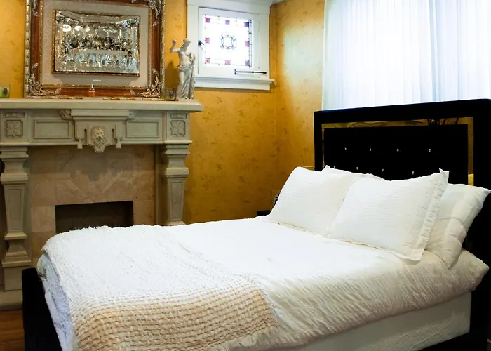 Chateau Connellsville Art Deco Suite