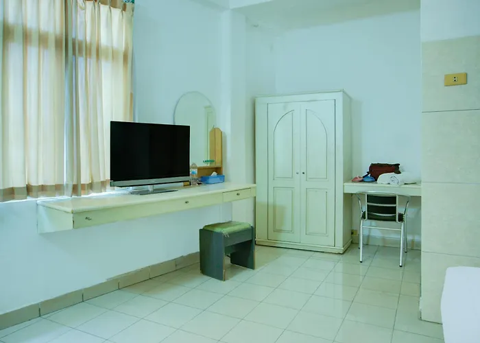 Townhouse Oak Palembang Near Jembatan Ampera Formerly Azzura Hotel
