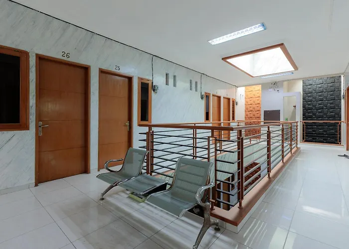 Urbanview Syariah Hotel Tiga Er Near Karawang Central Plaza