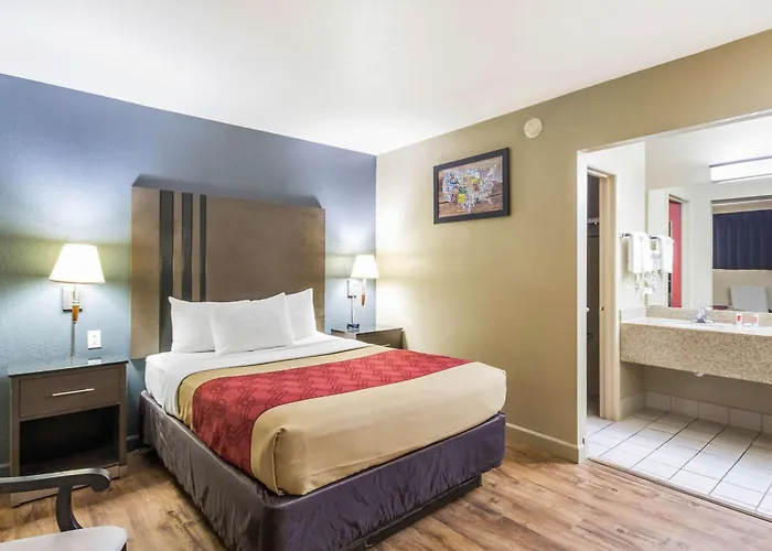 Econo Lodge Inn & Suites I-35 At Shawnee Mission