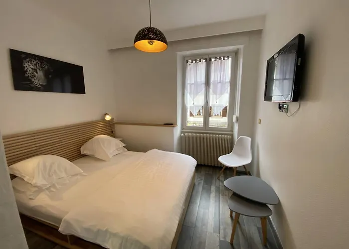Logis Hotel-Restaurant Aux Trois Roses