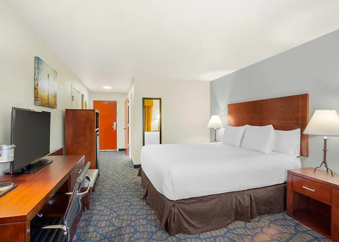 Best Western Plus Villa Del Lago Inn Patterson