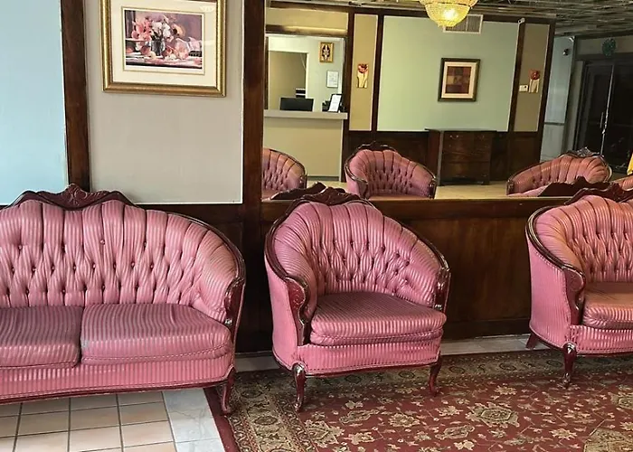 Napoleon Inn And Suites