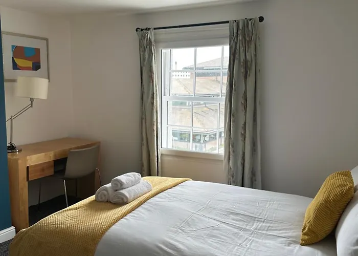 Continental Hotel With Access To Shared Kitchen
