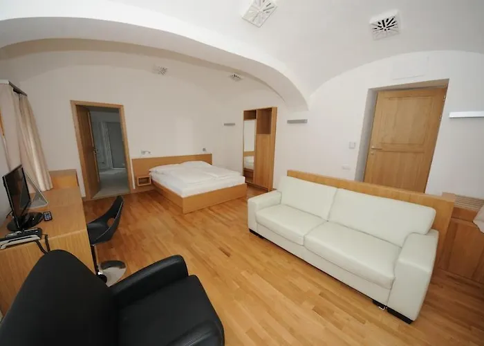 Gizella Hotel And Restaurant