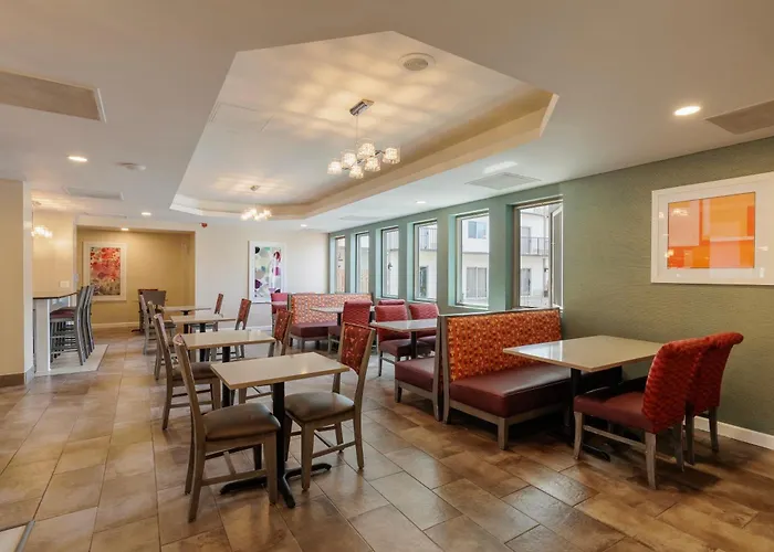 Orangewood Inn & Suites Kansas City Airport
