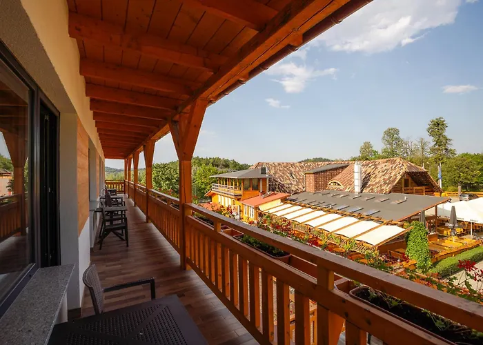 Hotel Mazurkowa & Wesela & Imprezy & Konferencje Jelenia Gora, Obok Restauracja Mazurkowa Chata