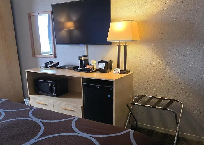 Super 8 By Wyndham Swift Current