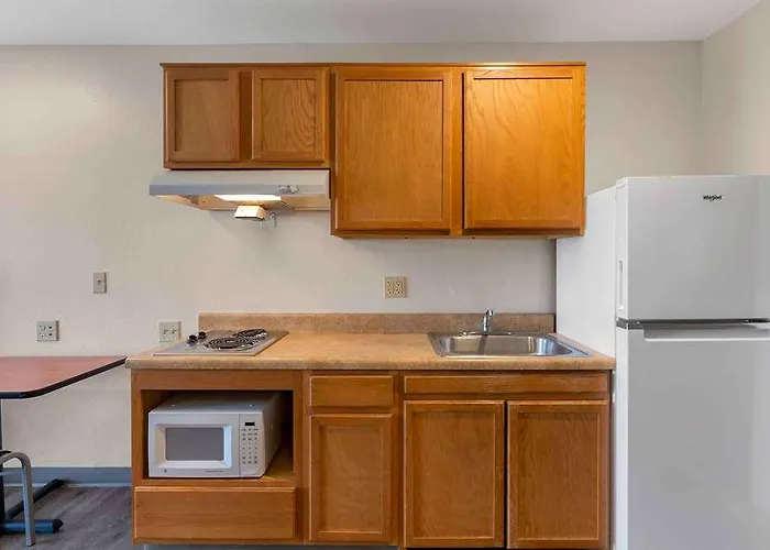 Extended Stay America Select Suites - Cleveland - Airport