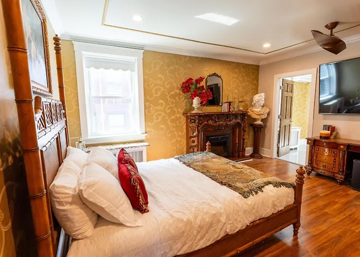 Chateau Connelsville Renaissance Era Suite