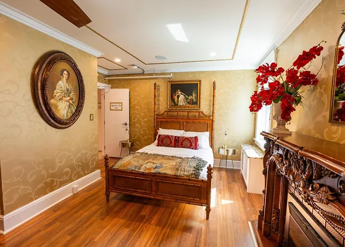 Chateau Connelsville Renaissance Era Suite